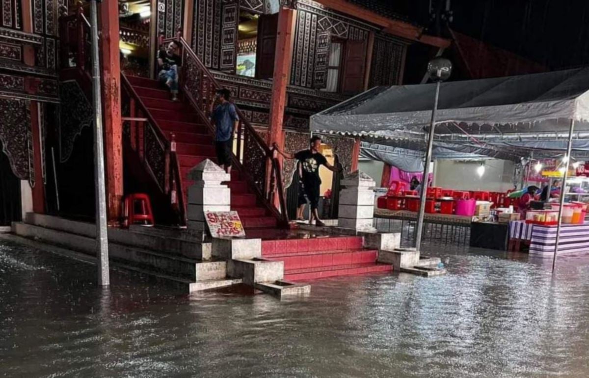 TAPAK Pesta Pulau Pinang yang dilanda banjir kilat malam tadi. FOTO Ihsan Pembaca.