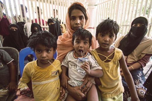 SEBAHAGIAN wanita dan kanak-kanak dari etnik Rohingya yang diselamatkan selepas bot yang dinaiki mereka terkandas di Aceh.