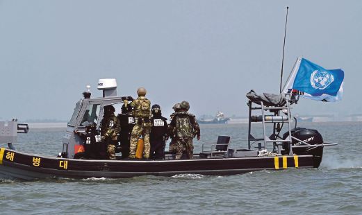 GAMBAR diedarkan Kementerian Pertahanan Korea Selatan menunjukkan bot peronda melakukan operasi menghalau bot nelayan haram China.