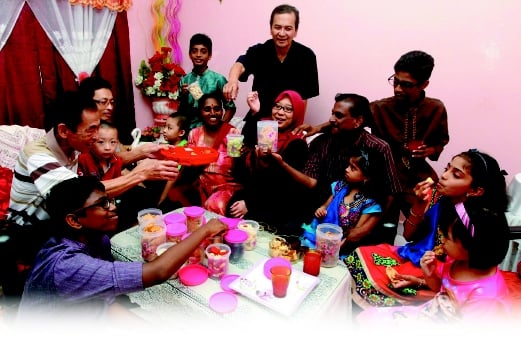 SEBUAH keluarga merayakan Deepavali dengan penuh kegembiraan bersama ahli keluarga dan rakan-rakan pelbagai bangsa  di Telok Gadong, Klang.