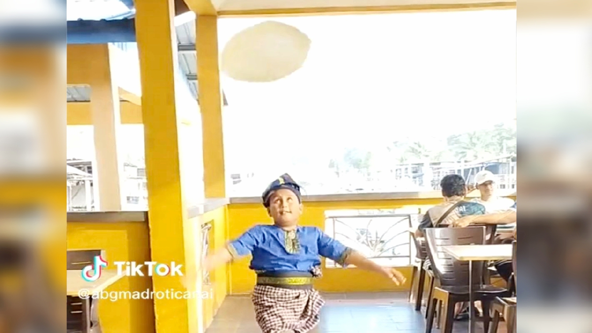 ADLI Nur Iman gembira dapat menghiburkan pelanggan di kedai makan bapanya dengan aksi menebar roti canai terbang.  FOTO Ihsan Ahmad Jusuf.