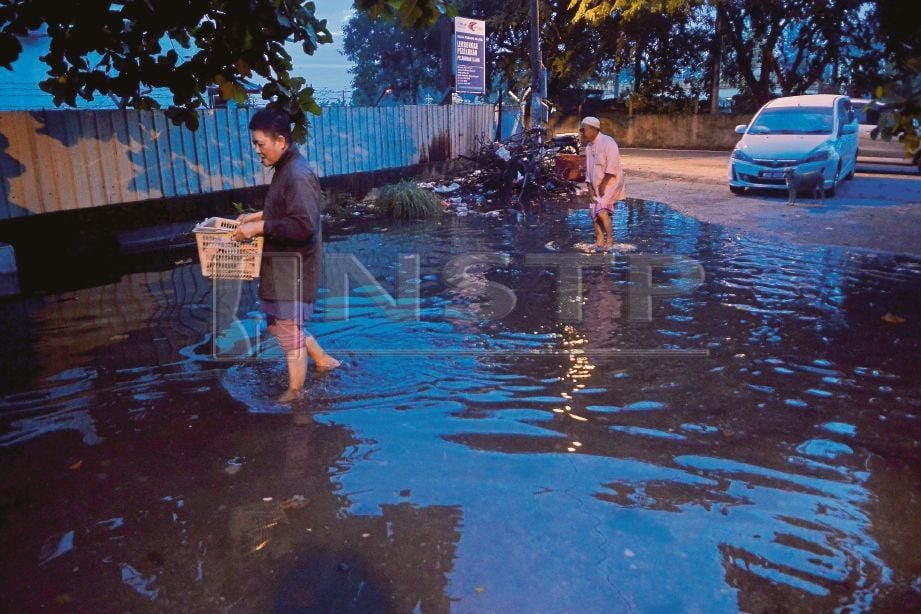 KEADAAN paras air yang naik mencecah 5.6 meter terkawal di Jeti Awam Bagan Hailam, Jalan Foreshore, Pelabuhan Klang.