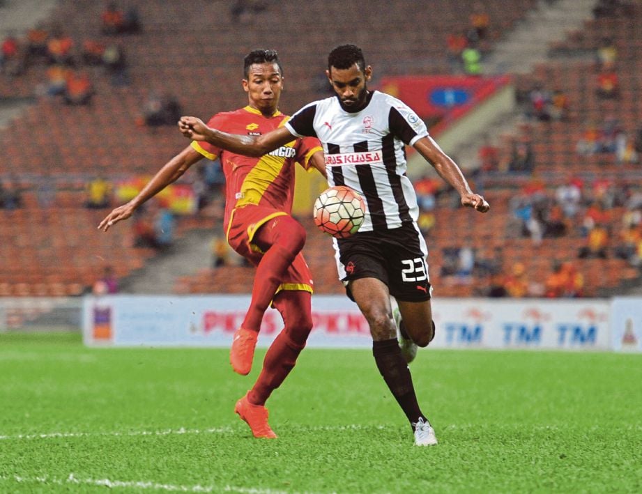  PEMAIN  Selangor Adam Nor Azlin (kiri)  merampas  bola daripada pemain Pahang   Jailton De Campos.