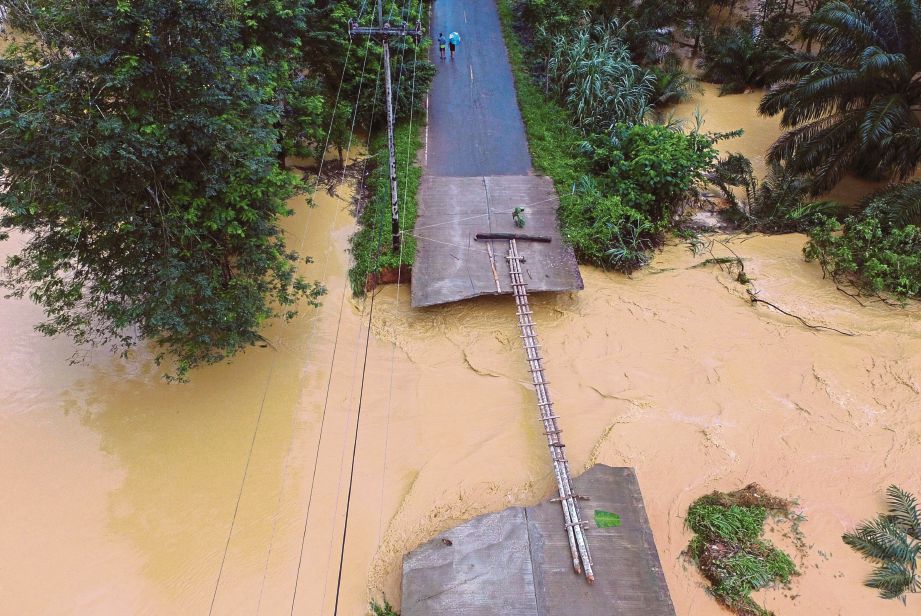SEBUAH jambatan yang runtuh akibat banjir di daerah Chai Buri di wilayah Surat Thani di selatan Thailand. - Reuters