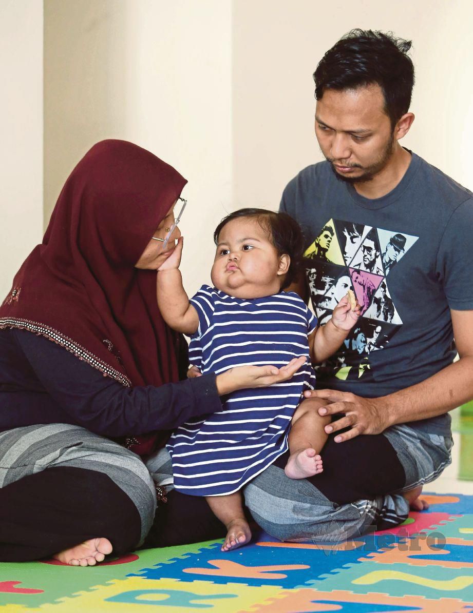 Haffiszattul Nur Akmar  dan suaminya bersama  Sheikha Zulaikha   di Kompleks Kediaman Awam, Jalan Cochrane.