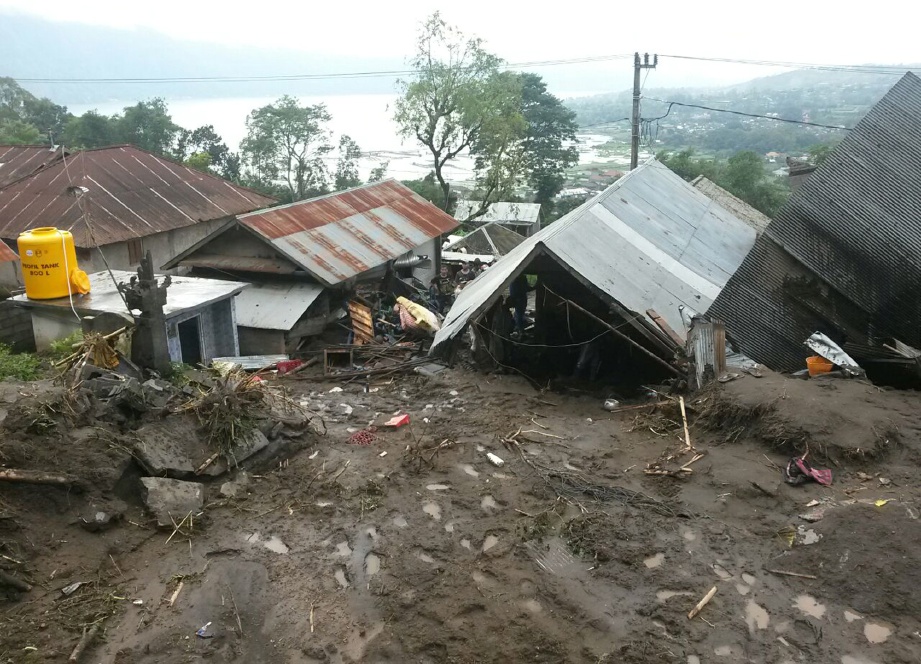 KEADAAN beberapa rumah yang hampir musnah selepas dilanda tanah runtuh di kampung Songan di Bali, semalam. - AP