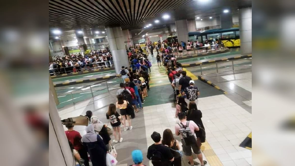 PEKERJA Malaysia beratur untuk kembali ke Singapura. FOTO tular FB.