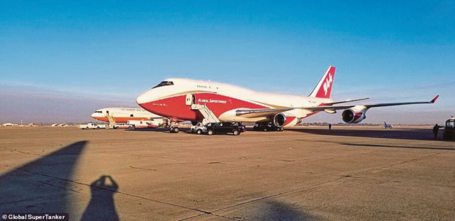 PESAWAT Boeing 747-400 SuperTanker yang digunakan untuk memadam kebakaran hutan Camp Fire. - AFP 