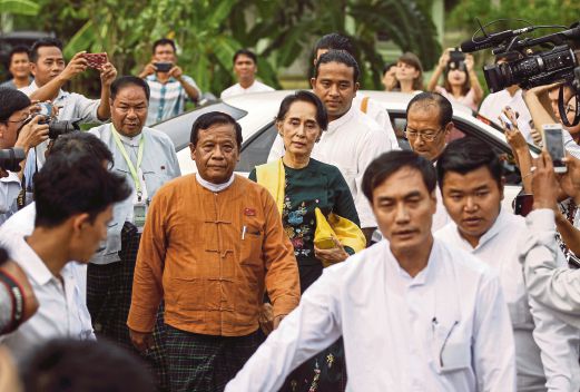 SUU Kyi (baju hijau) tiba untuk mesyuarat dengan ahli Parlimen NLD, semalam.