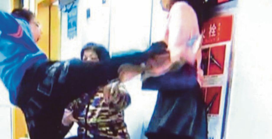GAMBAR yang dipetik daripada rakaman video menunjukkan kanak-kanak itu menendang ibunya. -   Agensi