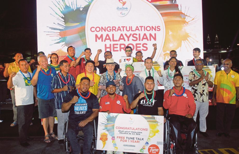 BARISAN atlet paralimpik bergambar bersama bekas Perdana Menteri Tun Abdullah Ahmad Badawi (lima dari kiri tengah) dan isteri.