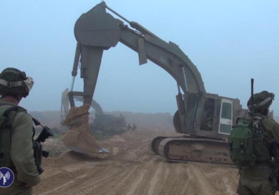 GAMBAR fail menunjukkan tentera Israel berusaha mengesan terowong di sempadan Gaza.  - Agensi 
