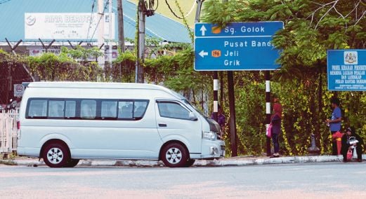 ROKTU yang masih beroperasi dilihat mengambil penumpang di hadapan perhentian bas dan kereta sewa di Rantau Panjang.  