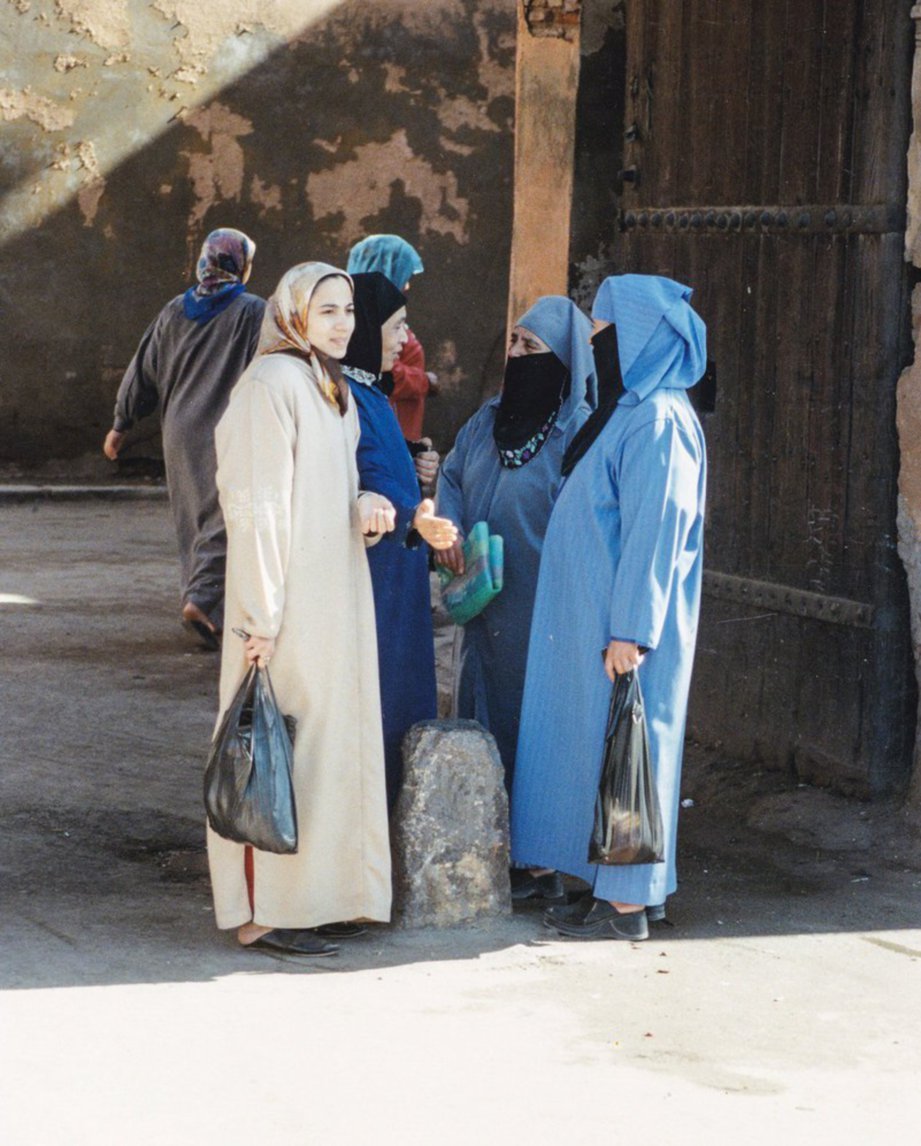MUSLIMAH Maghribi, sebahagiannya mengenakan purdah.  - Agensi 