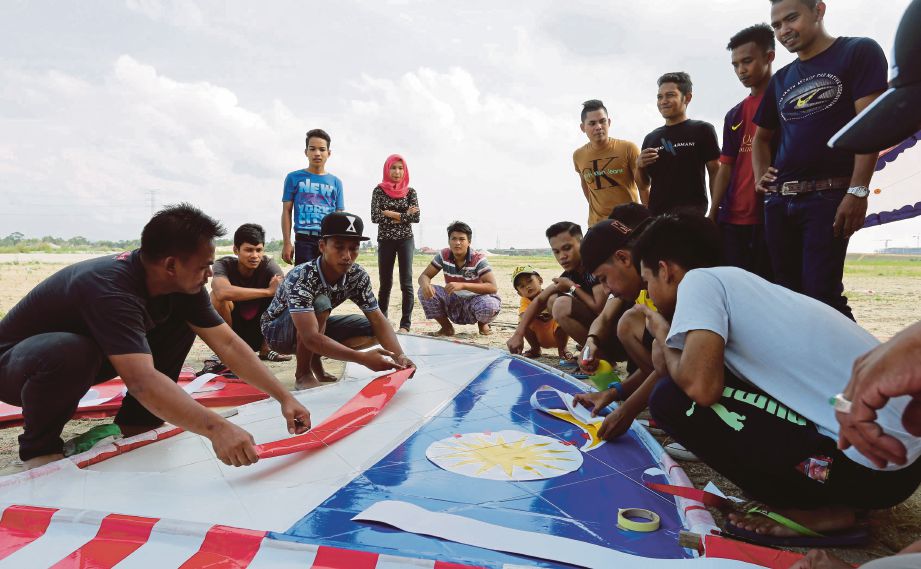 SEKUMPULAN anak muda dari Mukim Pasir Tumboh  bertungkus-lumus menghasilkan wau puyuh gergasi bercorak Jalur Gemilang. 