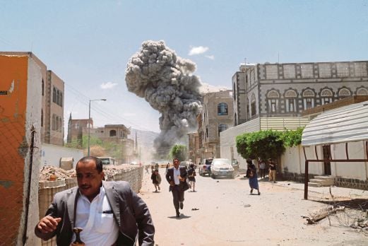 Orang ramai bertempiaran melarikan diri selepas serangan udara membedil kediaman Ali di Sanaa.