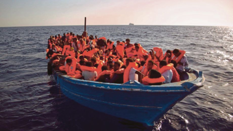 GAMBAR fail, migran dari Habsyah dan Somalia ketika dalam pelayaran menuju ke Yaman.  - Agensi 