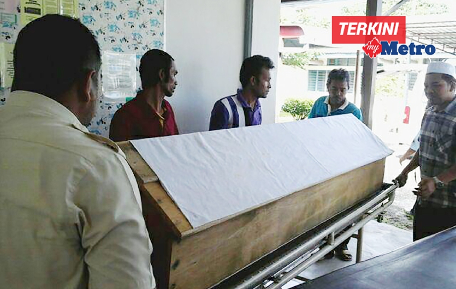 JENAZAH pemandu Proton Iswara, Ahmad Arif, dibawa masuk ke dalam van jenazah oleh ahli keluarga dan kakitangan Hospital Yan.
