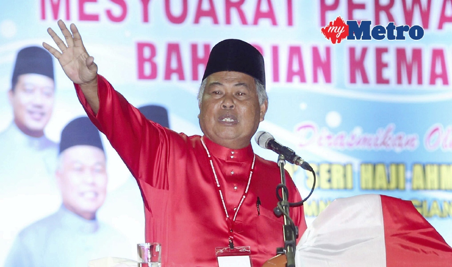 Ketua UMNO Bahagian Kemaman, Datuk Seri Ahmad Said ketika berucap pada perasmian majlis Mesyuarat Perwakilan UMNO Bahagian Kemaman 2016. FOTO Aswadi Alias
