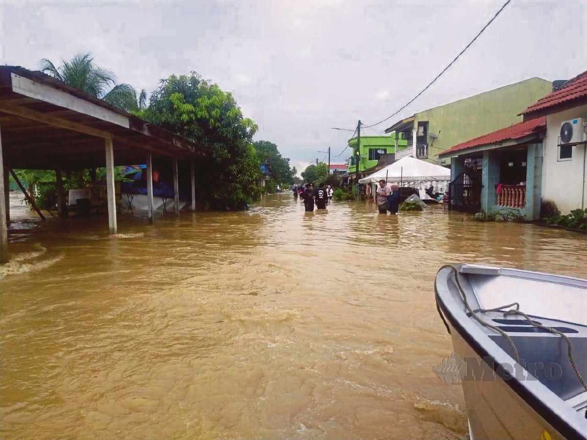 BEBERAPA kawasan di Klang dan Shah Alam dilanda banjir kilat ekoran hujan lebat serta parit yang tersumbat. FOTO IHSAN BOMBA