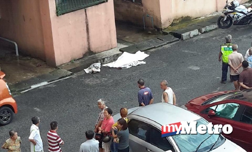 MANGSA maut selepas terjun dari tingkat 10 di Flat Kampung Seri Aman , Seri Kembangan. FOTO ihsan pembaca