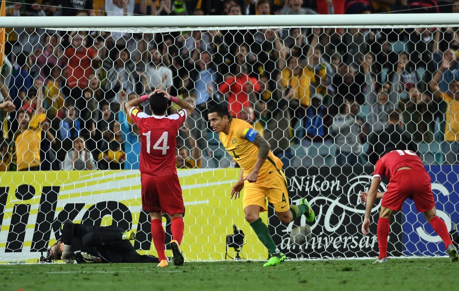 CAHILL (tengah) meraikan gol kemenangan Australia. FOTO/AFP  