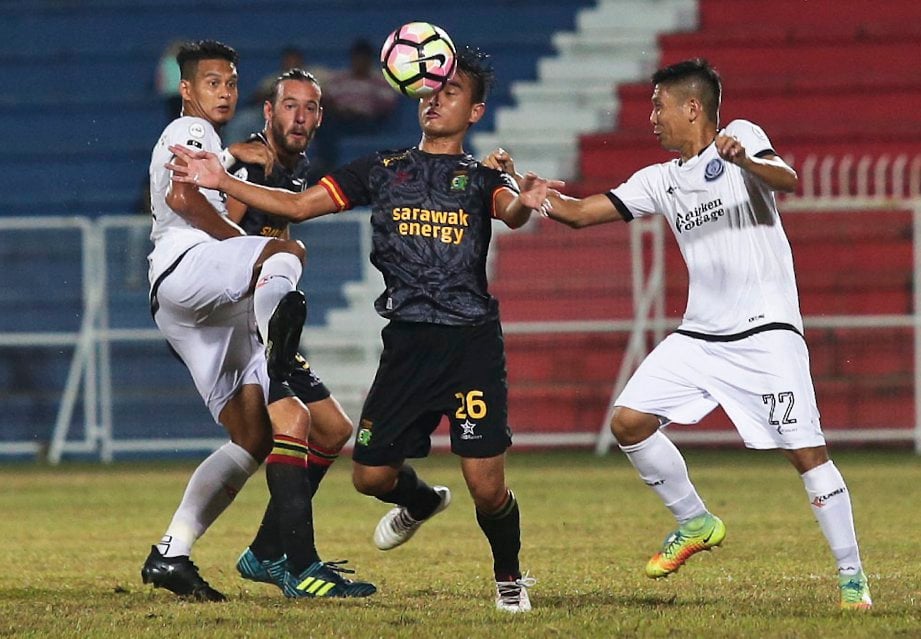 PEMAIN tengah Sarawak, Mohd Alif Hassan (tengah) diasak pemain Terengganu, Adib Aizuddin Ab Latif (kanan)  di Stadium Sultan Ismail Nasiruddin Shah, semalam. 