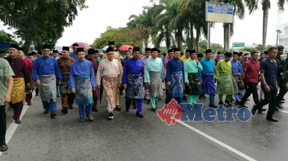 MUSA mengetuai perarakan sempena sambutan Malidur Rasul Peringkat Negeri Sabah. FOTO Nasrawati Syarifuddin