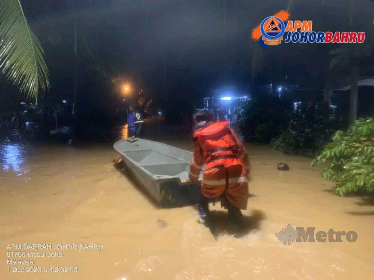 Beberapa kawasan di Johor Bahru termasuk Kampung Nusa Damai, Pasir Gudang dilanda banjir sejak awal pagi hari ini akibat hujan lebat. FOTO Ihsan APM