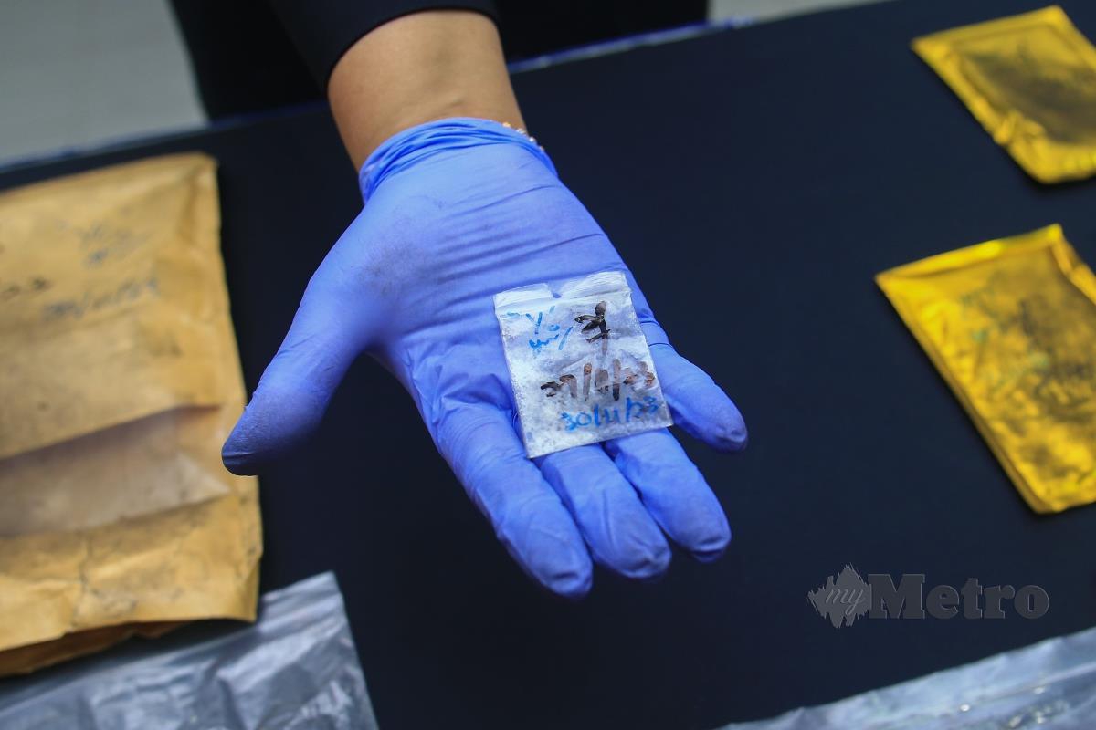 Dadah yang dijual RM50 dengan seberat 0.5 gram susulan kejayaan tangkapan pengedar dadah warga tempatan dengan rampasan dadah di IPD Cheras, Kuala Lumpur. FOTO GENES GULITAH