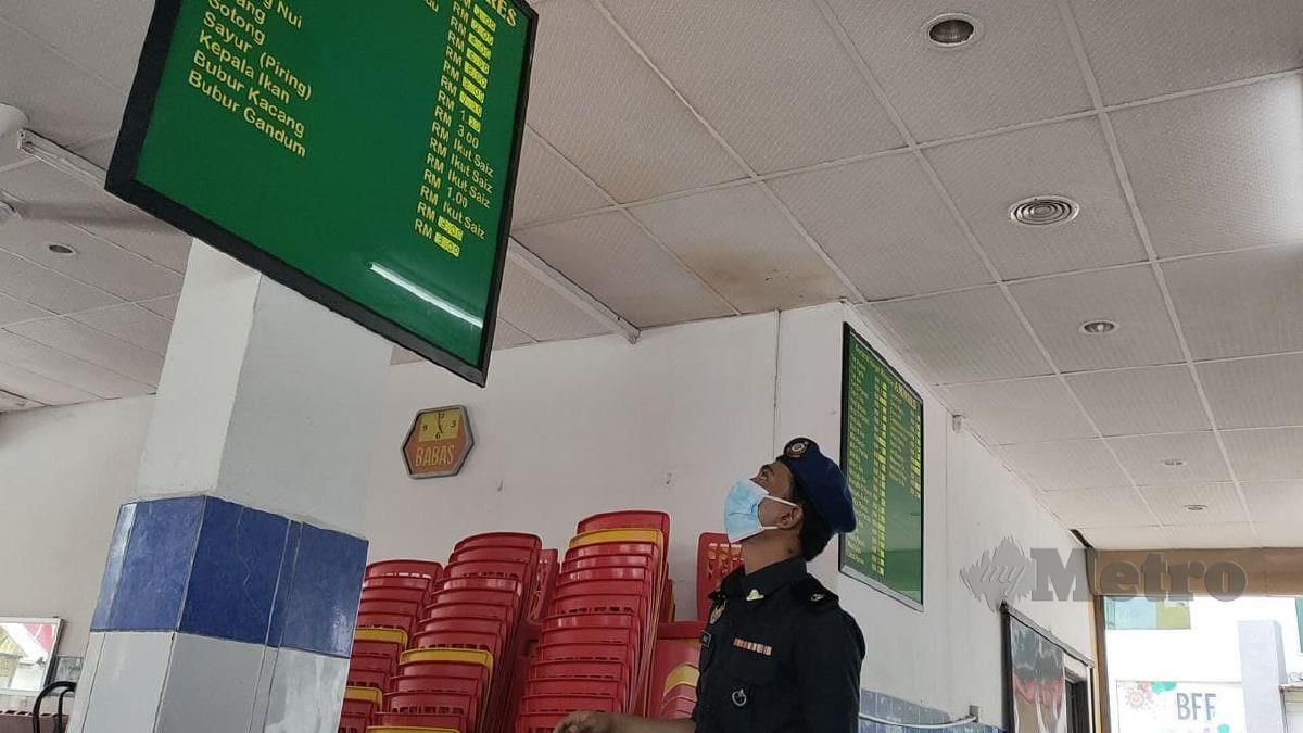 Pegawai KPDNHEP Kedah melakukan pemeriksaan harga makanan dalam Op Menu di sekitar bandar raya Alor Setar. FOTO ZULIATY ZULKIFFLI