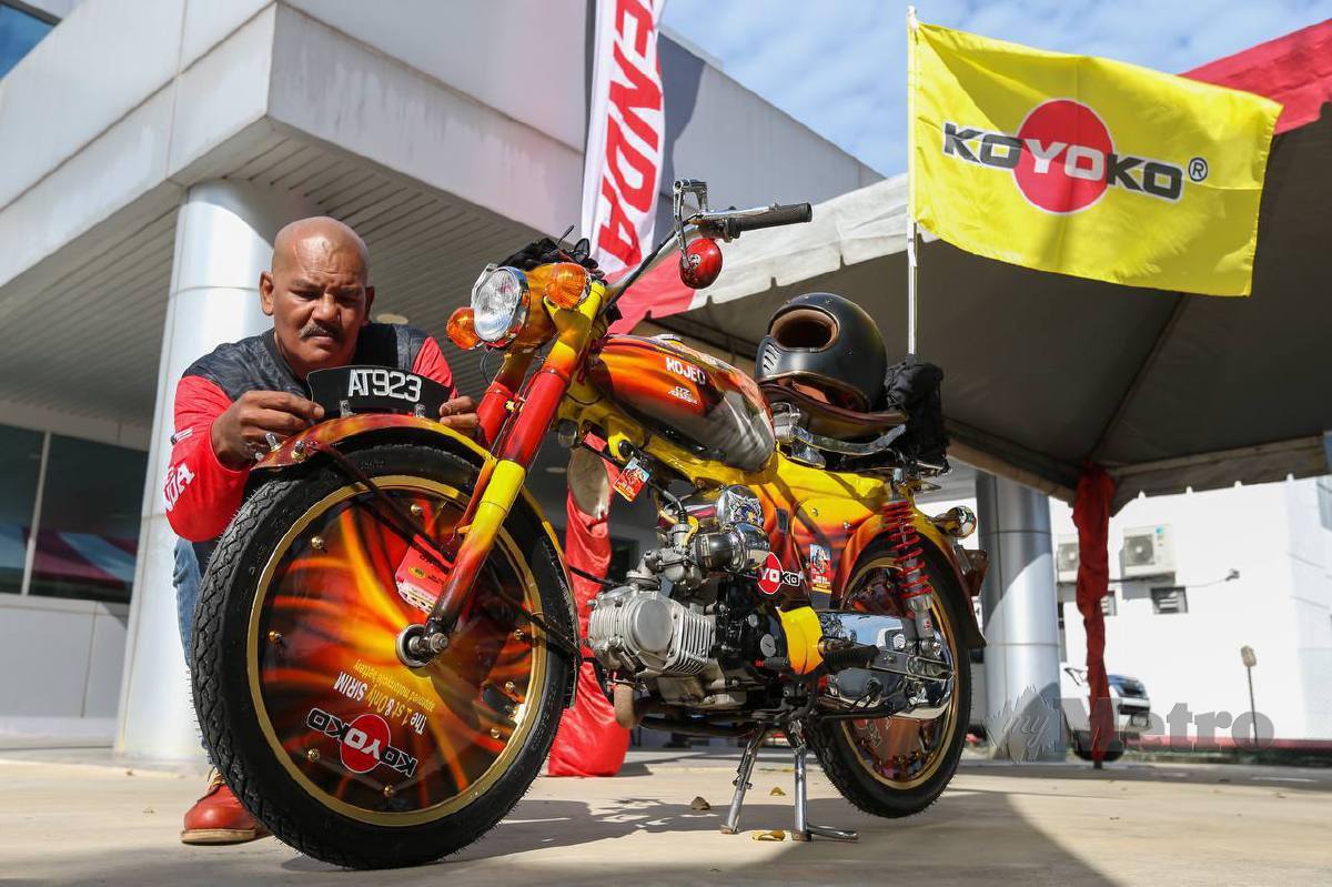 Duta KOYOKO,  Hishamuddin Md Rashid, 52, memeriksa motosikal klasik miliknya sebelum majlis pelepasan ‘Ride Solo Motor Klasik Jelajah Semenanjung Malaysia di KOYOKO M P Sdn Bhd, Bukit Minyak di sini. FOTO DANIAL SAAD