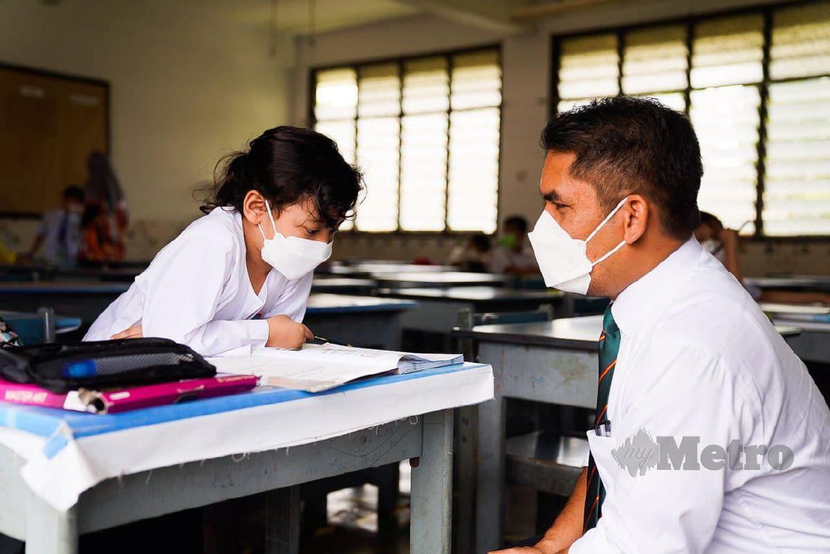 Datuk Dr Radzi Jidin ketika mengadakan lawatan di sekolah di Kuala Lumpur sempena hari pertama murid  melakukan ujian saringan Covid-19 menggunakan kit air liur. FOTO Ihsan KPM