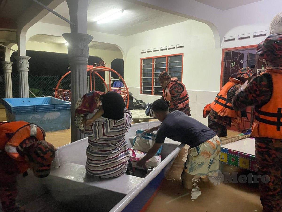 Anggota Bomba dan Penyelamat selamatkan mangsa banjir yang terperangkap di rumah di Kampung Paya Kenanga di Tebrau hari ini. FOTO Ihsan Bomba