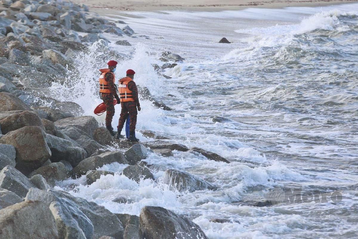 Pegawai Bomba Bantuan Safety Water And Rescue Team (PBB SWART) memantau keadaan ombak dan hakisan semasa tinjauan menjelang musim terkujuh di Pantai Tanjung Gelam, Batu Rakit. FOTO GHAZALI KORI