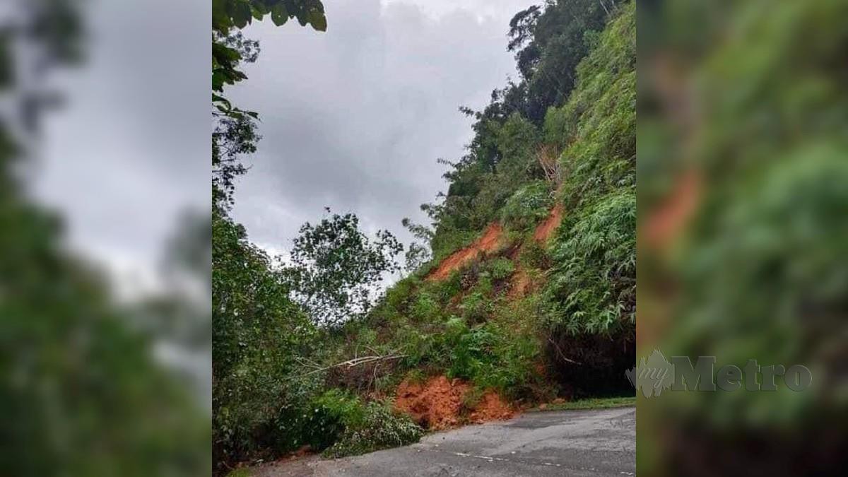 Keadaan tanah runtuh di Seksyen 27 FT 185 Jalan Simpang Pulai-Blue Valley (Cameron Highlands) tengah hari tadi. FOTO Ihsan Pembaca