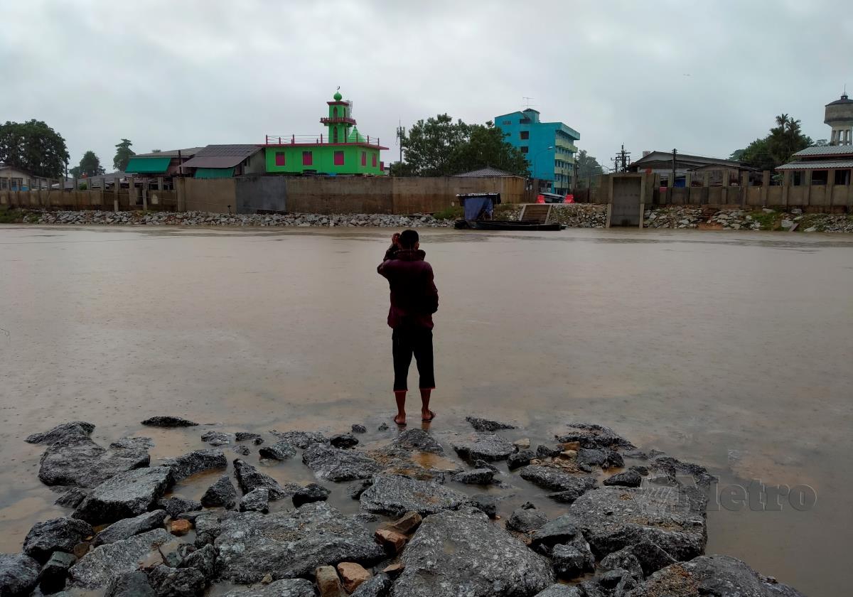 Paras air Sungai Golok terus menunjukkan trend menurun dengan mencatatkan bacaan paras amaran sejak semalam. FOTO Nik Abdullah Nik Omar