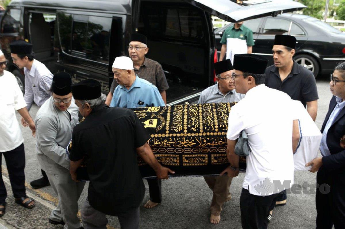 Jenazah bekas Menteri Pertahanan Malaysia pada tahun 80 han Tan Sri Abang Abu Bakar Datuk Bandar Abang Mustapha, selamat dikebumikan di Masjid Bahagian Bandaraya Kuching, berdekatan Kampung kelahirannya sebelum Solat Magrib. FOTO NADIM BOKHARI