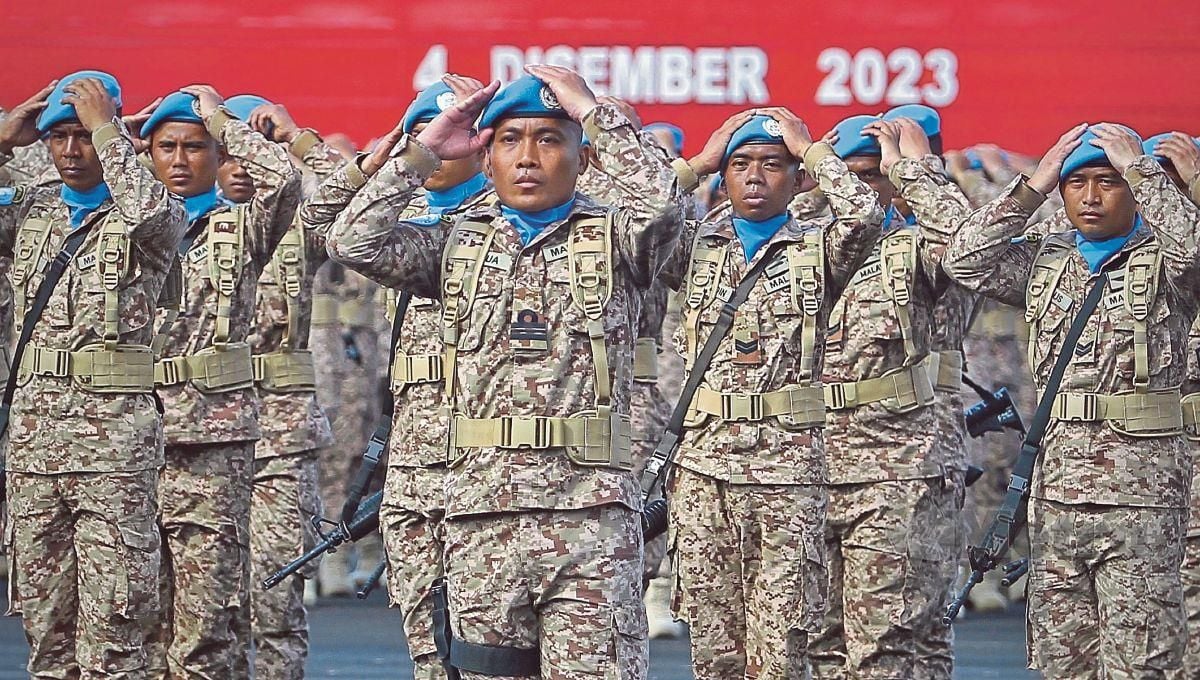 Sebahagian kontinjen Malbatt 850-10 menanggal beret PBB pada Majlis Perbarisan Penganugerahan Pingat PNBB dan Pembubaran Malaysian Battalion 850-10 di Pusat Latihan Asas Tentera Darat (PUSASDA). FOTO AZRUL EDHAM