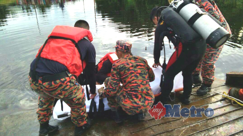 BOMBA membawa keluar mayat mangsa yang lemas selepas kereta dinaiki dua beradik terjunam ke dalam Sungai Liku. FOTO Ihsan Bomba