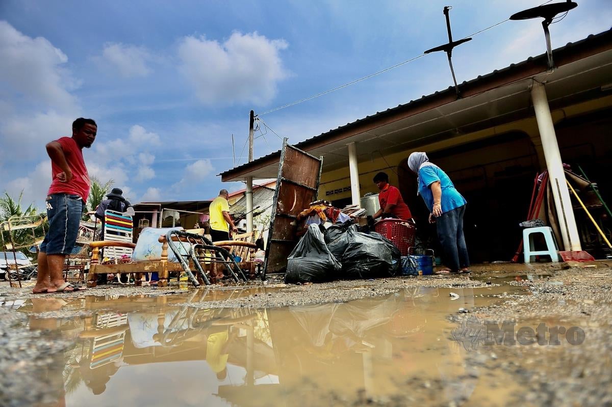 Antara barang rumah musnah akibat banjir pada sabtu lalu di Kampung Sri Tanjung, Dengkil. FOTO AZHAR RAMLI