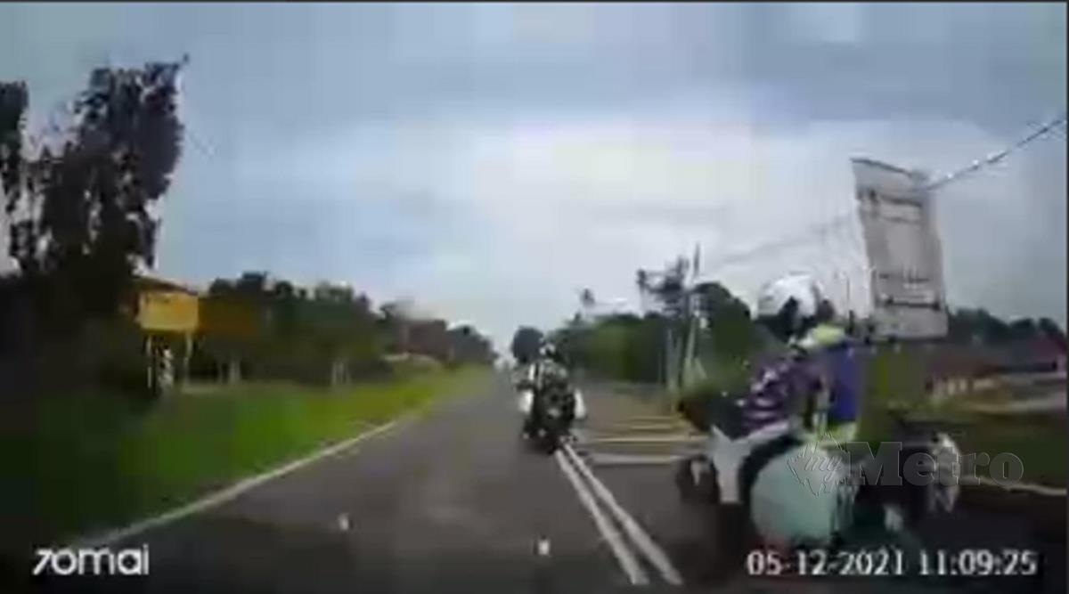 Aksi 'Lagak Marshall' kumpulan motosikal berkuasa tinggi yang dipercayai di lakukan dalam perjalanan daripada Kuala Sungai Baru, Melaka hingga kawasan Port Dickson. FOTO Ihsan Polis