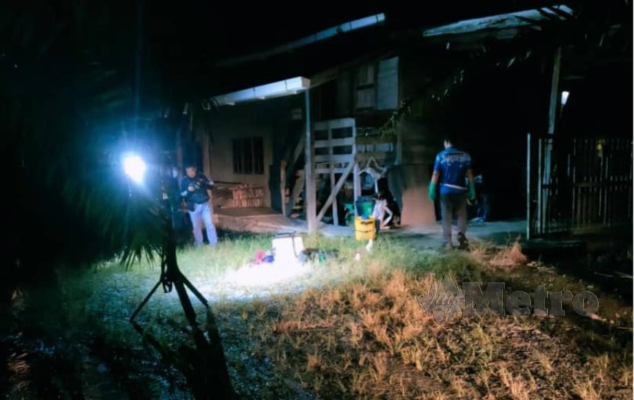 ANGGOTA polis menyiasat lokasi seorang lelaki warga Indonesia yang ditemui mati di kebun sawit, Kampung Abit, Serian. FOTO Ihsan PDRM