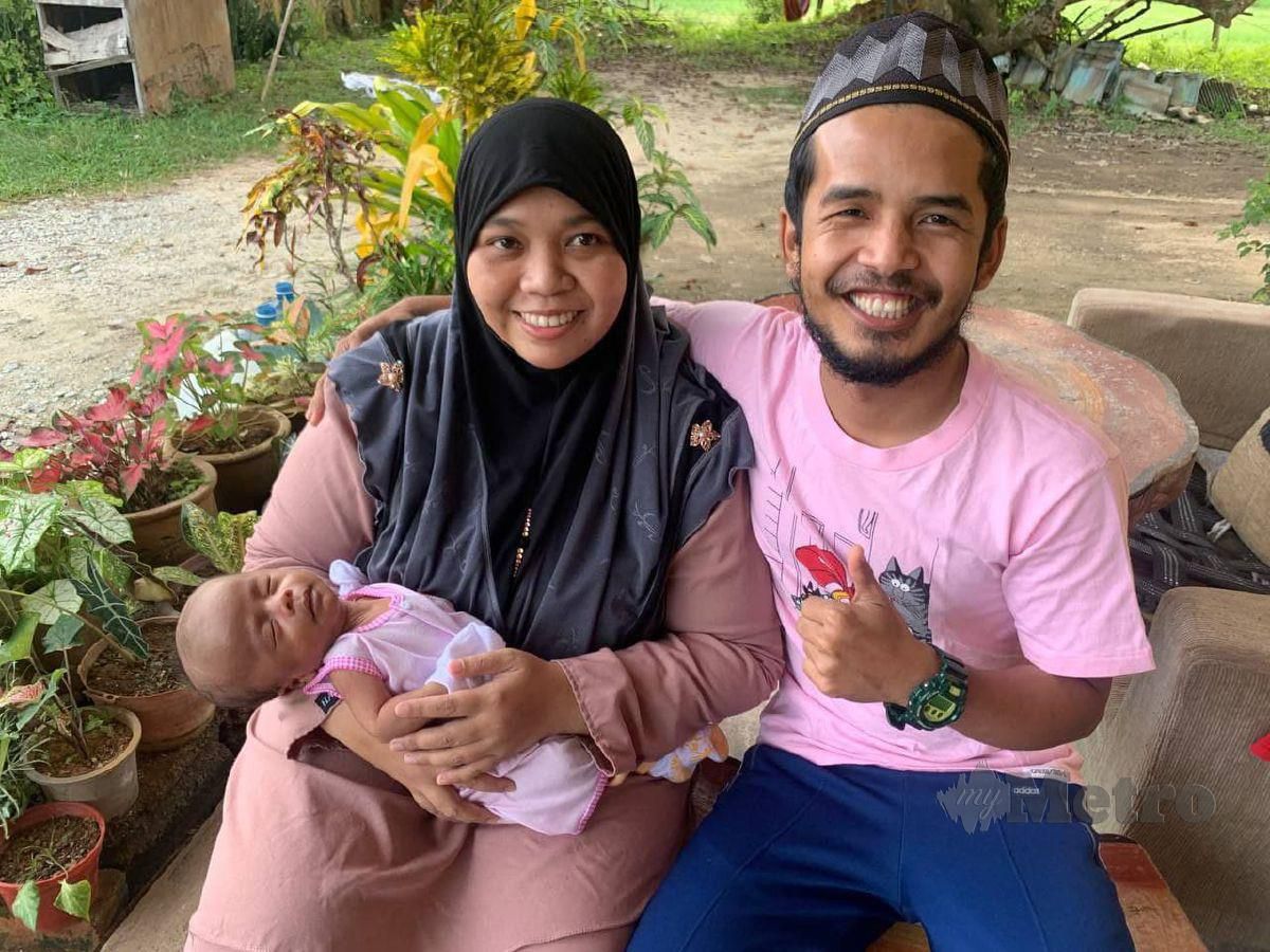 Noor Aienzam Mohamad bersama suami dan anak gembira apabila permohonannya untuk mengajar di Terengganu diluluskan hari ini. FOTO Ihsan Noor Aienzam Mohamad