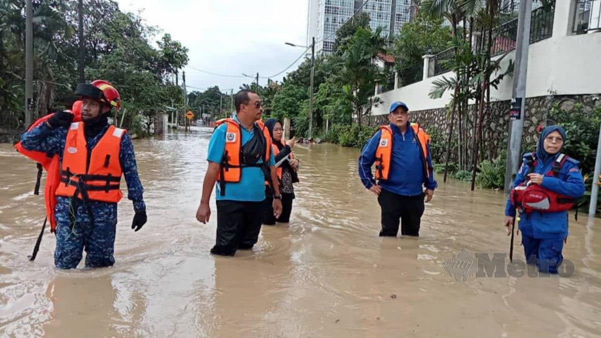 Banjir kilat dilaporkan melanda beberapa kawasan sekitar bandar raya ini akibat hujan lebat berterusan sejak tengah hari tadi. FOTO APM