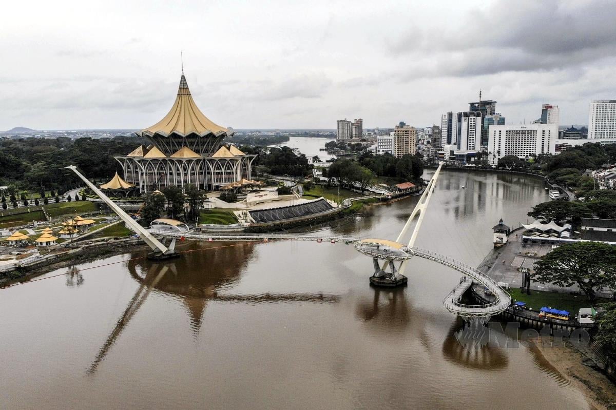 Pemandangan udara bangunan Dewan Undangan Negeri Sarawak dan Jambatan Darul Hana. FOTO AIZUDDIN SAAD