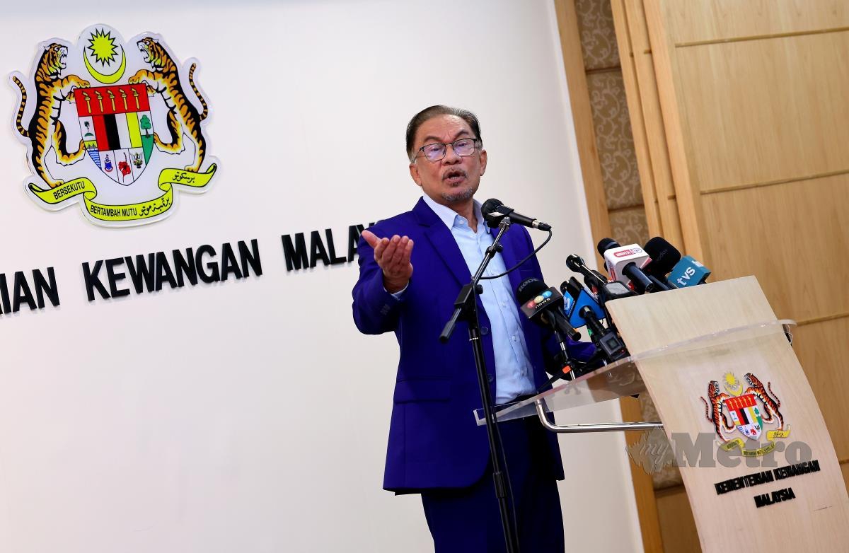 Perdana Menteri merangkap Menteri Kewangan Datuk Seri Anwar Ibrahim ketika sidang media di Kementerian Kewangan hari ini. FOTO BERNAMA