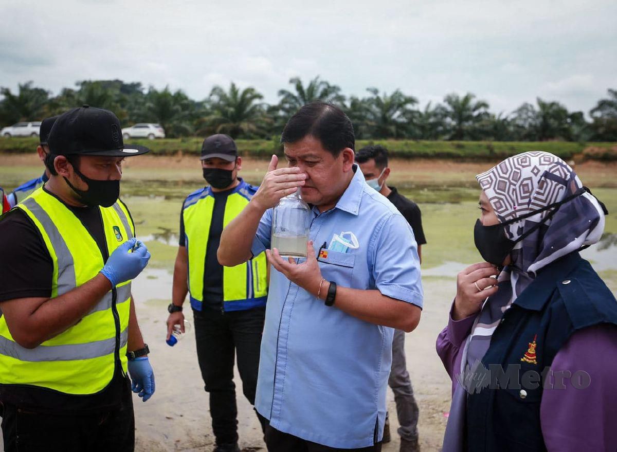  Pengerusi Jawatankuasa Tetap Pelancongan, Alam Sekitar & Teknologi Hijau, Hal Ehwal Orang Asli, dan Pengerusi Bersama Hal Ehwal Selain Hal Islam (HESI), Hee Loy Sian cuba bau sampel air di kolam ternakan ikan keli dipercayai punca pencemaran pada sidang media mengenai pencemaran bau yang dikesan di Sungai Selangor menyebabkan Loji Rawatan Air (LRA) Rantau Panjang SSP1, SSP2 & SSP3 terpaksa dihenti tugas. FOTO ASWADI ALIAS