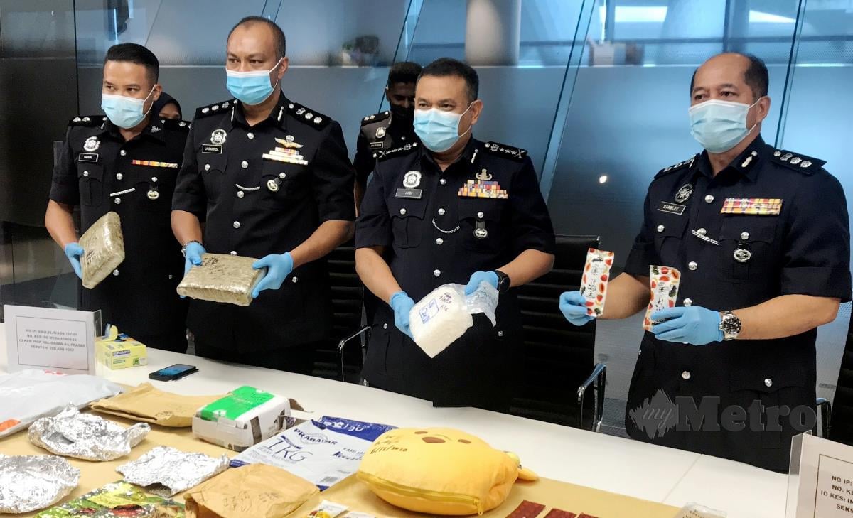 Pesuruhjaya Polis Sarawak, Datuk Aidi Ismail menunjukkan bungkusan dipercayai mengandungi dadah bernilai RM55,000 dihantar melalui perkhidmatan kiriman kurier dari Kelantan ke Sibu, semalam. FOTO BERNAMA