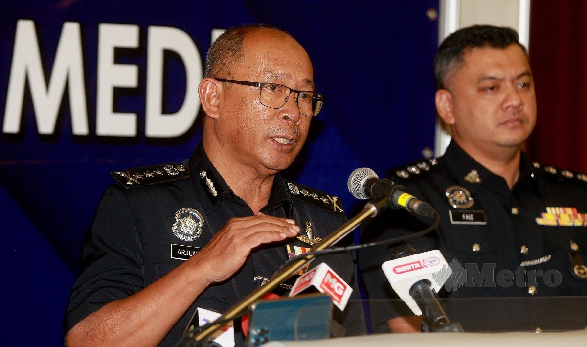Ketua Polis Selangor, Datuk Arjunaidi Mohamed (kiri) pada sidang media di Ibu Pejabat Polis Kontinjen Selangor, Shah Alam. FOTO FAIZ ANUAR